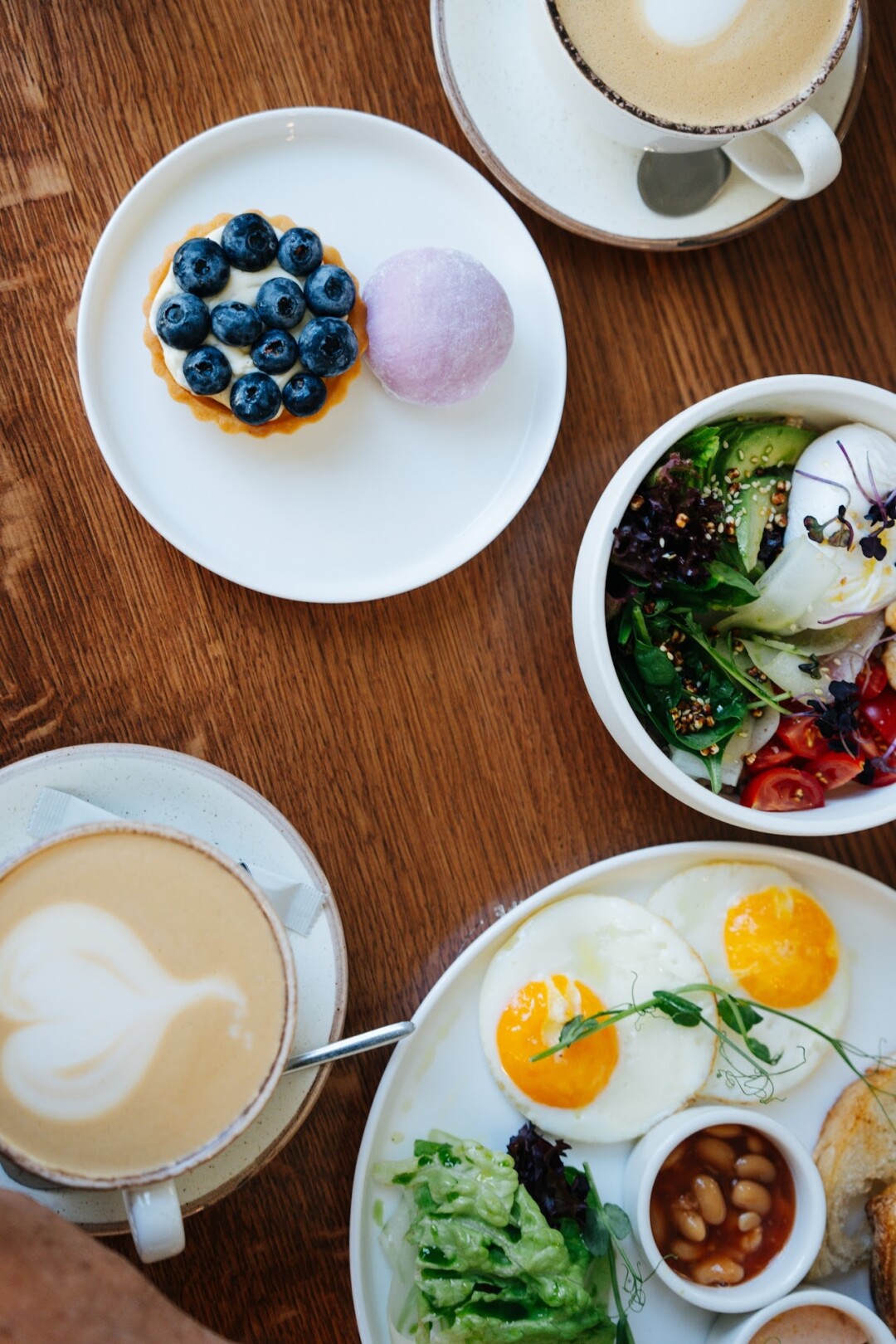 Латте, 220 рублей, тарт с голубикой, 280 рублей, моти, 150 рублей, гречка с креветками, 480 рублей, английский завтрак, 580 рублей