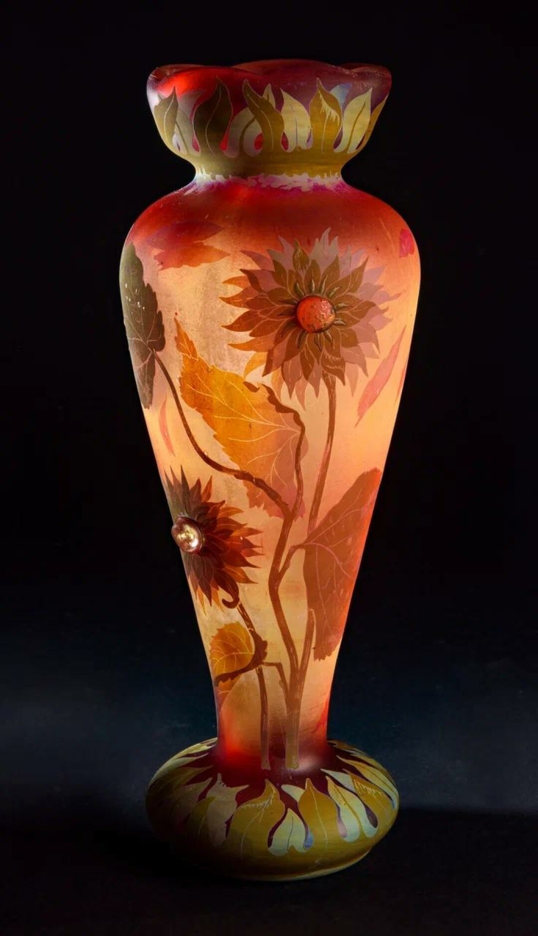 Ваза с изображением георгин. Германия, Валлеристаль, Объединенные заводы Валлеристаля и Портьё (Verreries réunies de Vallerysthal et Portieux). Мастер