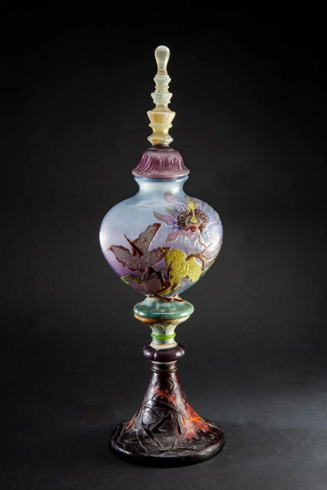 Ваза с изображением цветка и листьев страстоцвета. Франция, Нанси. Хрустальный завод Галле. 1900 год.