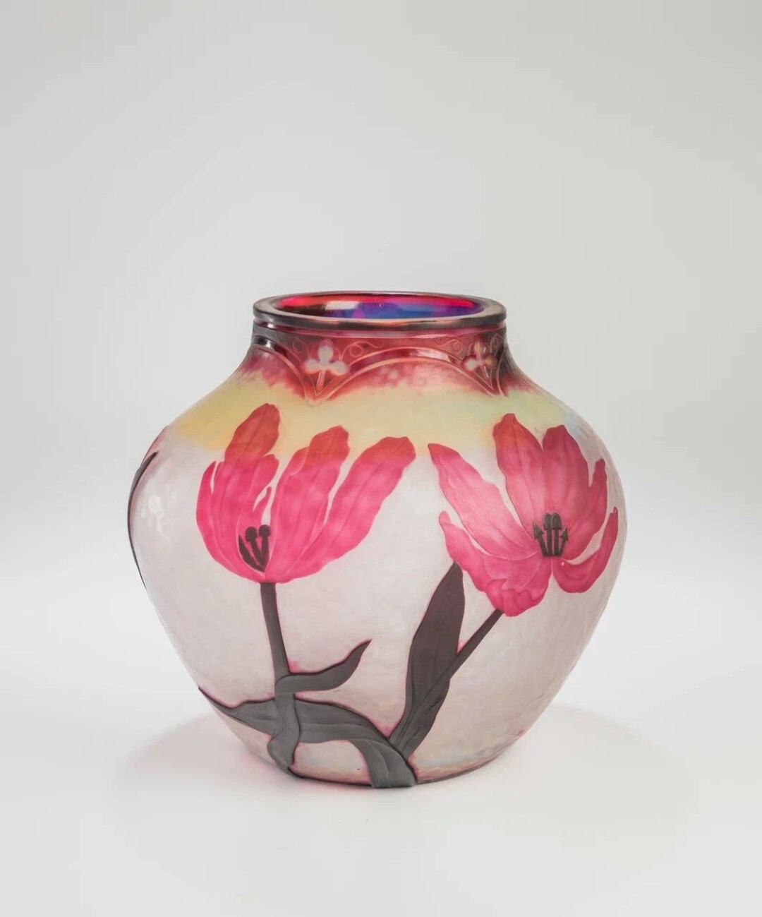 Ваза с изображением тюльпанов. Франция, Нанси. фирма «Братья Дом и Ко». Стекольный завод в Нанси» (Daum Frères (&Cie)/ Verrerie (s) de Nancy). 1895