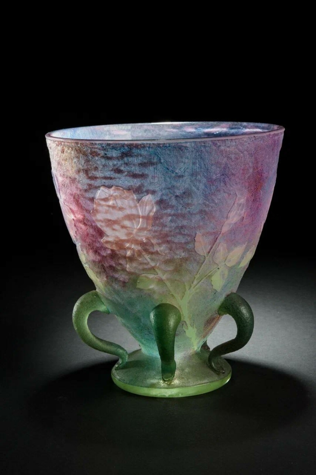 Ваза с изображением роз. Франция, Нанси, Фирма «Братья Дом и Ко. Стекольный завод в Нанси» (Daum Frères (& Cie). Verrerie(s) de Nancy). 1901-1905 года