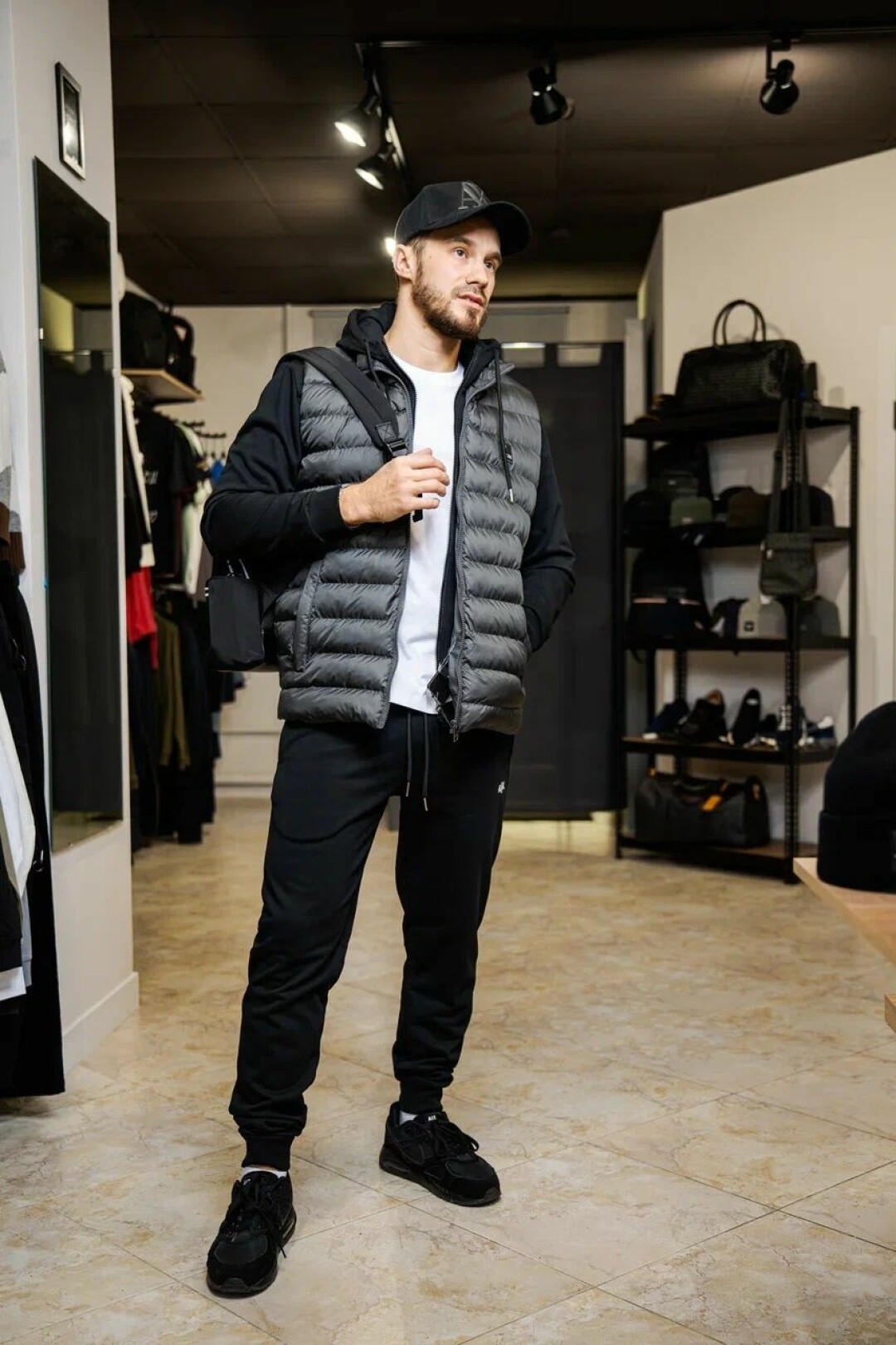 Спортивный костюм, 9700 рублей, рюкзак, 6500 рублей, футболка, 3500 рублей, жилетка, 7400 рублей, кроссовки, 12500 рублей