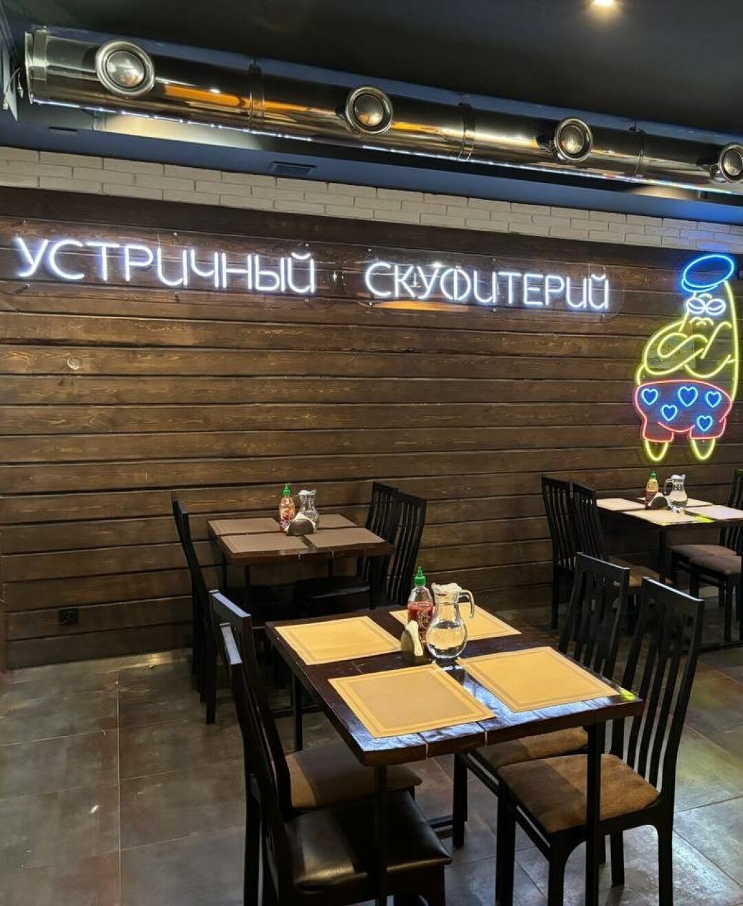 Забавная неоновая вывеска в #forelperm станет звездой соцсетей