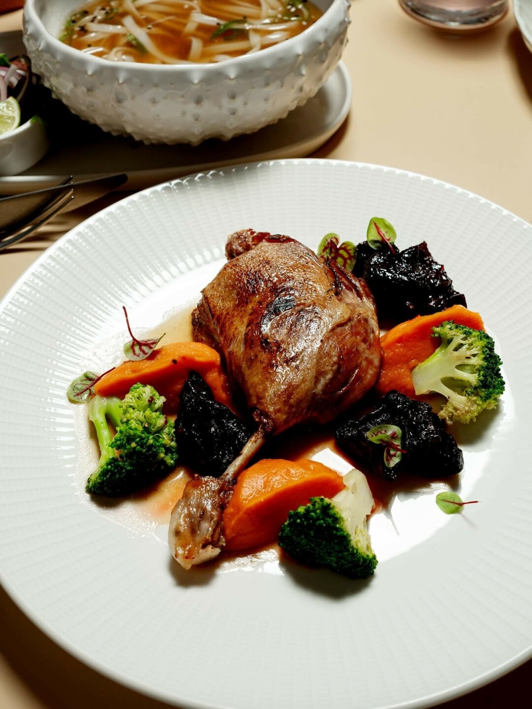 Утиная ножка конфи в «Чайке Zaza»