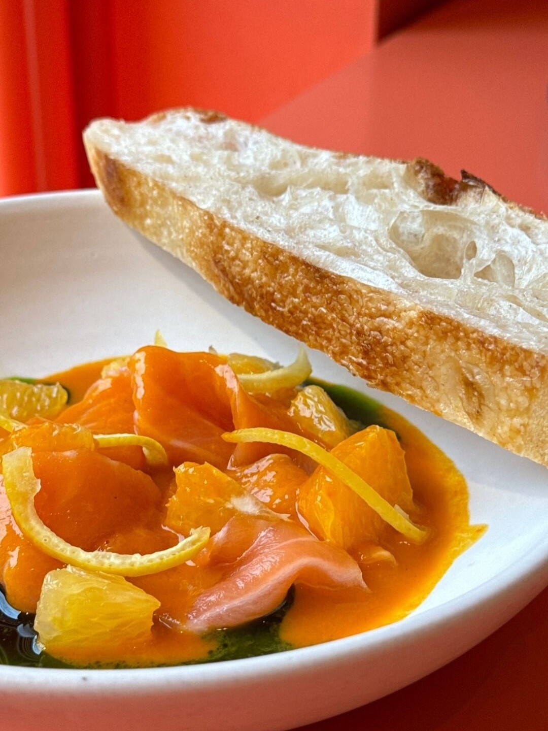 Лосось с облепиховым агаучили и солеными лимонами в Caramella Bistro