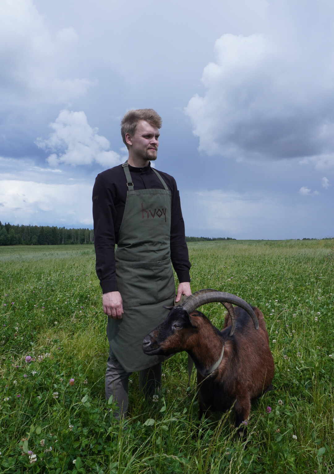 Шеф-повар Hvoy Владимир Батов каждый год встречает лучших шеф-поваров (от Артема Гребенщикова из BoBo до Дмитрия Трушкина из Il Lago dei Cigni) в