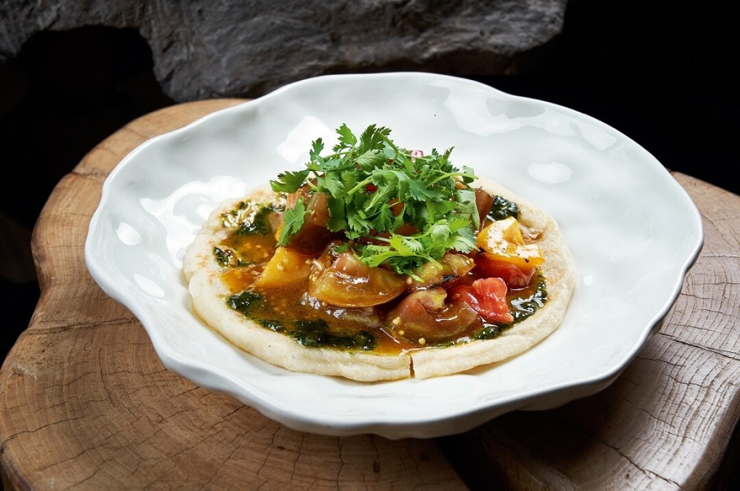 В Hvoy дают томаты с фермерским сыром шевр из молока коз Владимира Батова