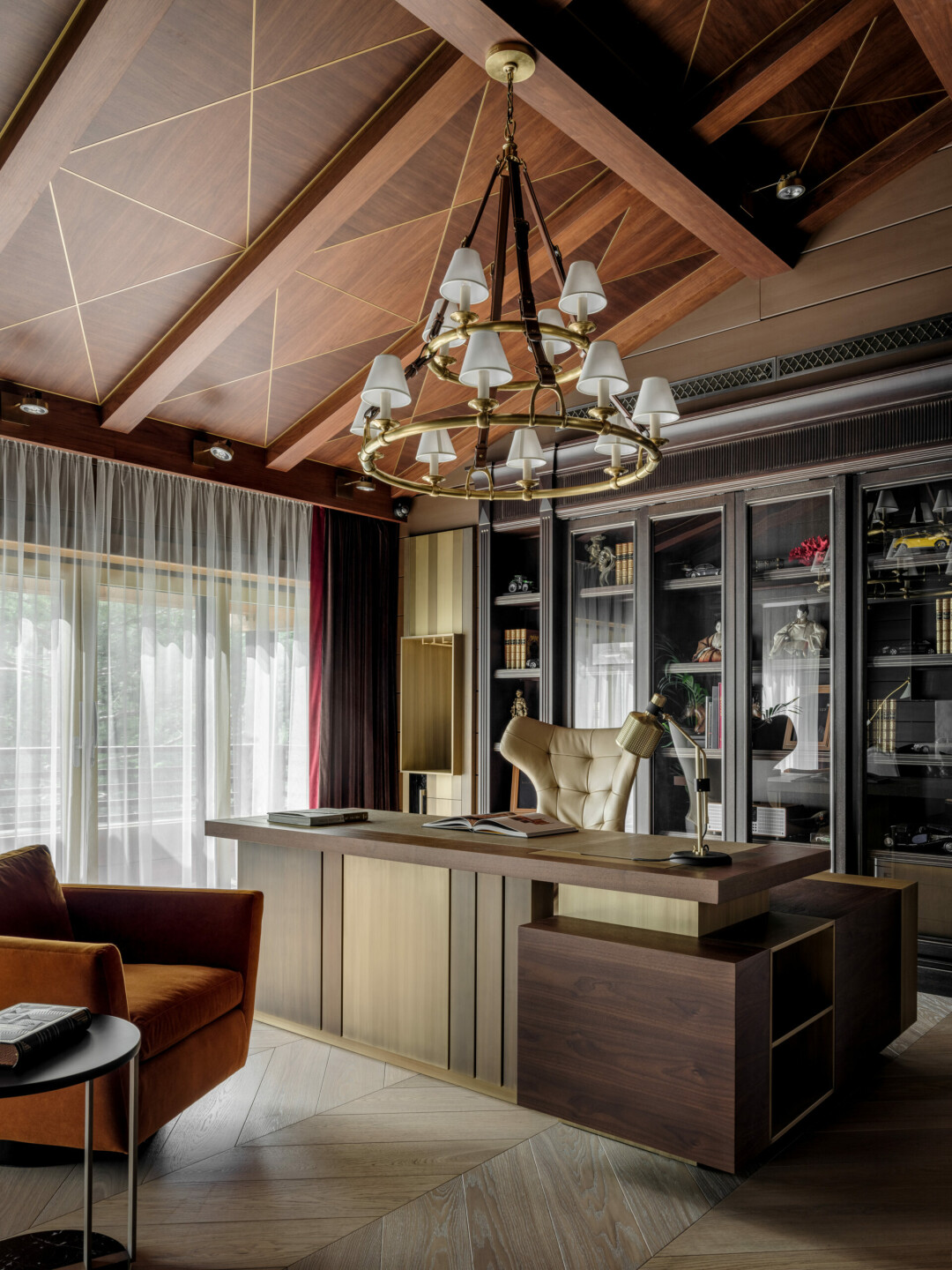 Мужской кабинет в проекте «Дом у Финского залива», стол из коллекции Tres Montes бренда Axentra от FullHouseDesign