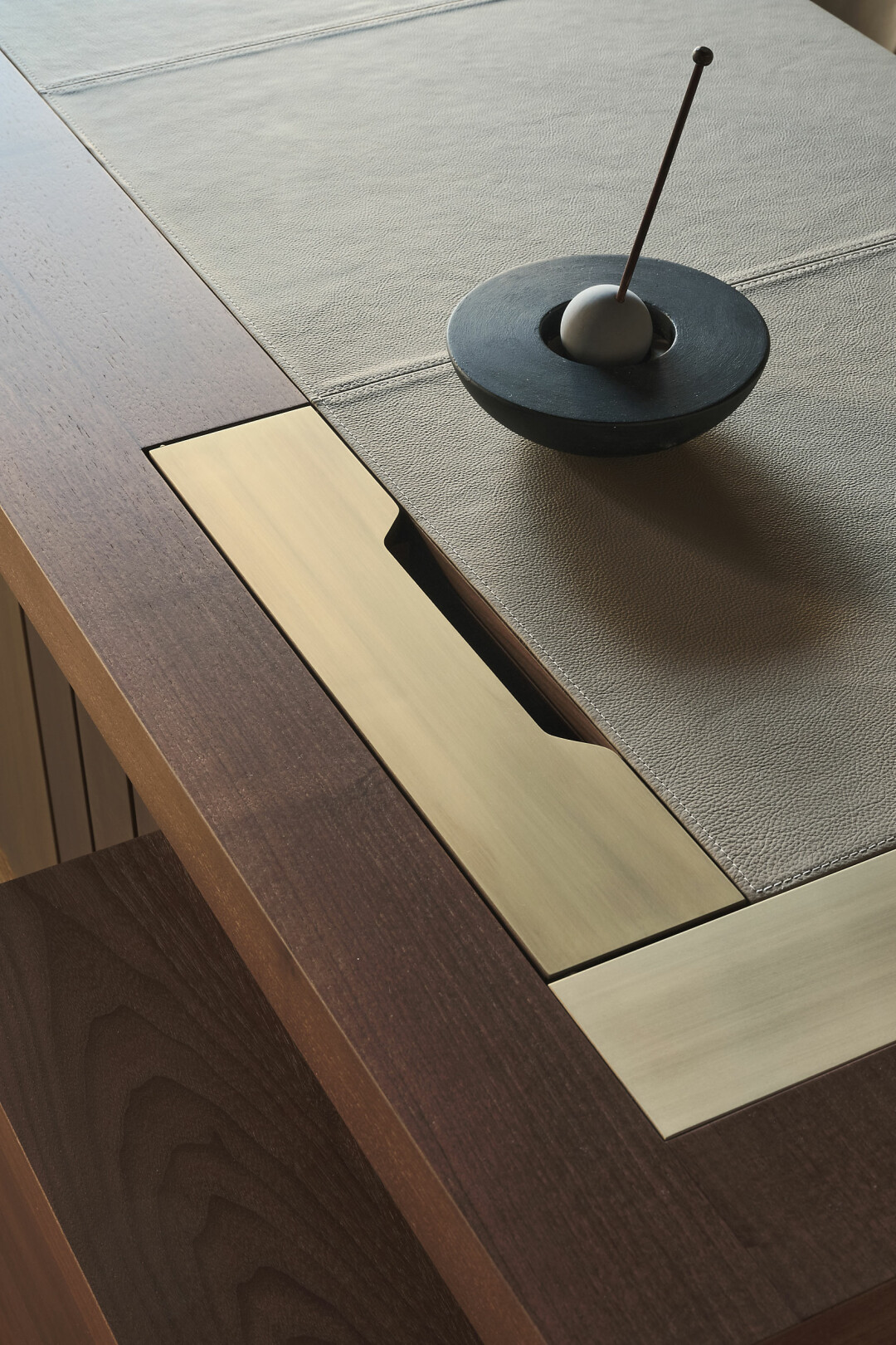 Стол из коллекции Tres Montes бренда Axentra от FullHouseDesign