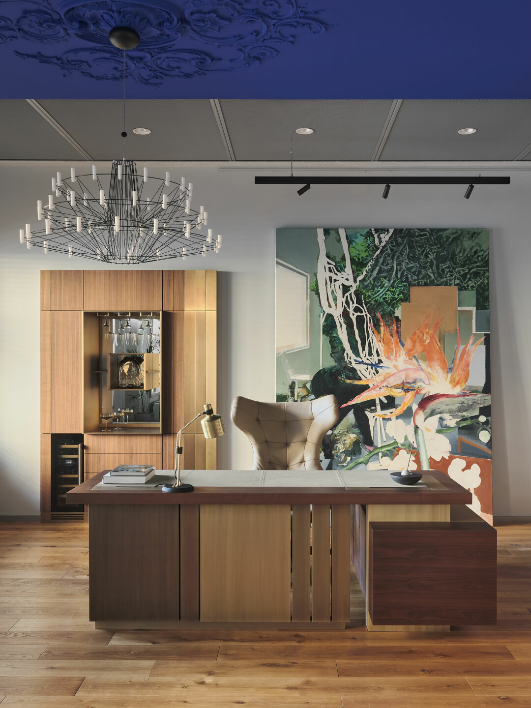 Мужской кабинет в проекте «Дом у Финского залива», стол из коллекции Tres Montes бренда Axentra от FullHouseDesign