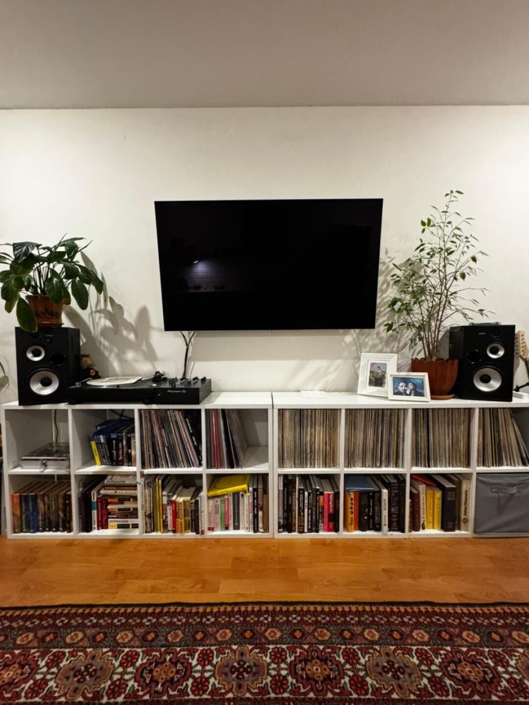 Дома Альмир хранит около тысячи пластинок, остальные – в загородном доме