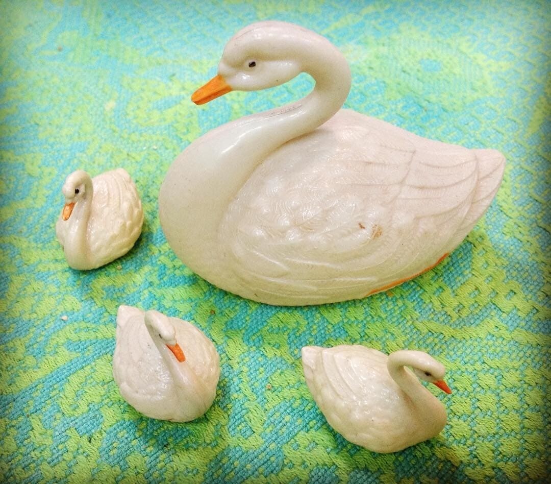 Коллекция Кристины началась с фарфоровых фигурок, но позже дополнилась другими предметами советской эпохи