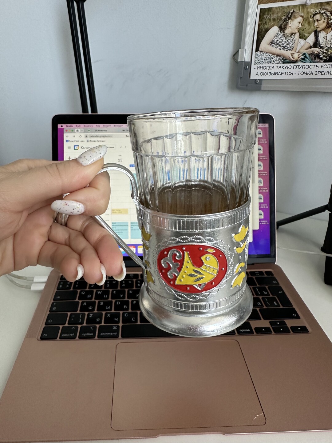 В коллекции Ольги около 40 советских подстаканников с разными узорами и изображениями