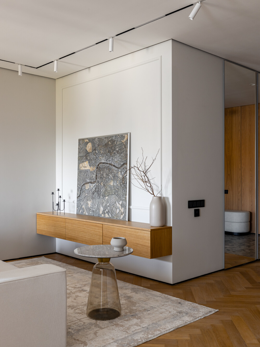 Картину Рината Миннебаева из серии «Геоглифы» подобрали в галерее Ann Project