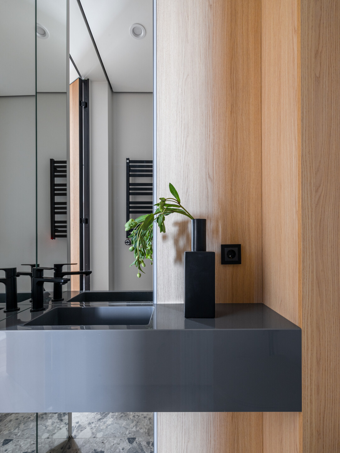 Темные акценты делают комнату более глубокой