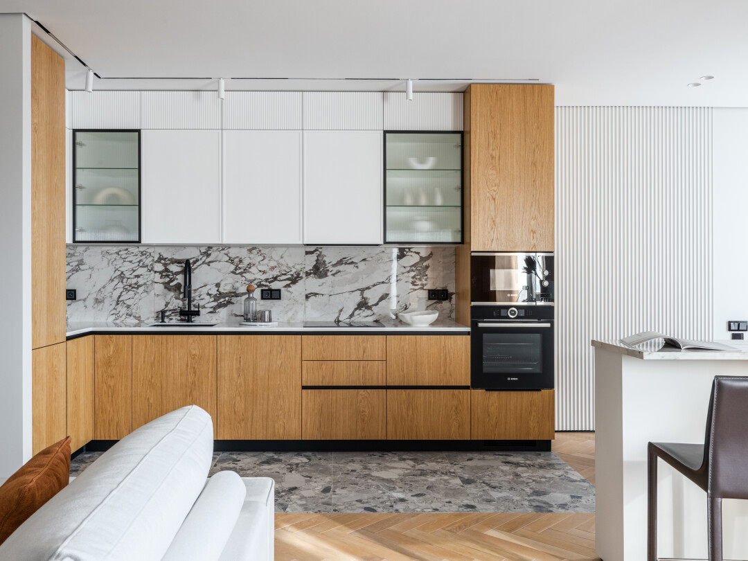 В интерьер вписались керамогранит от салона Italon и кухня от Julce Kitchens