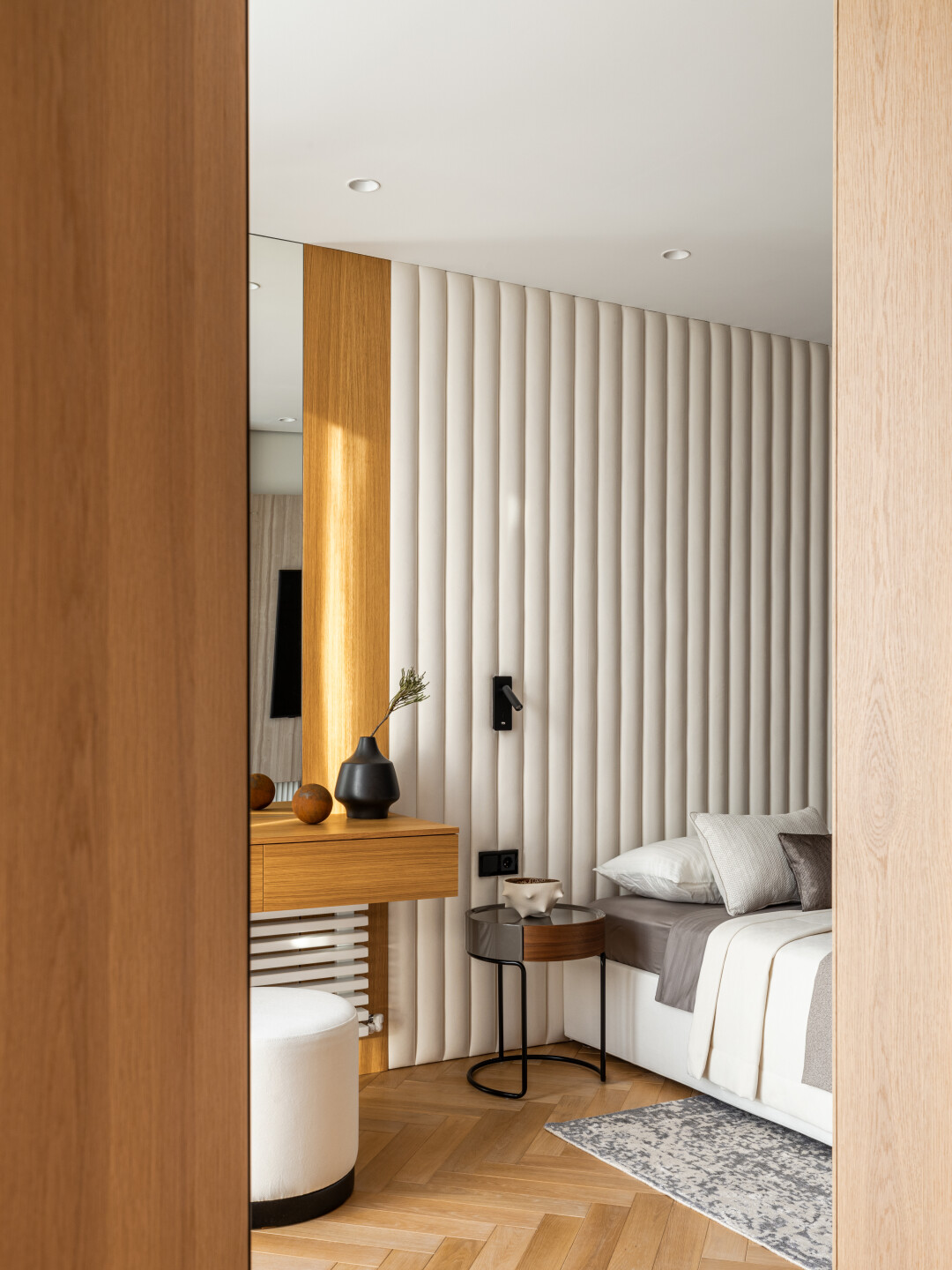 Кровать и мягкая мебель – от мастерской Марселя Абзанова