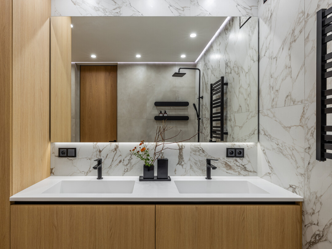 Керамогранит под мрамор сочетается с цветом фасадов