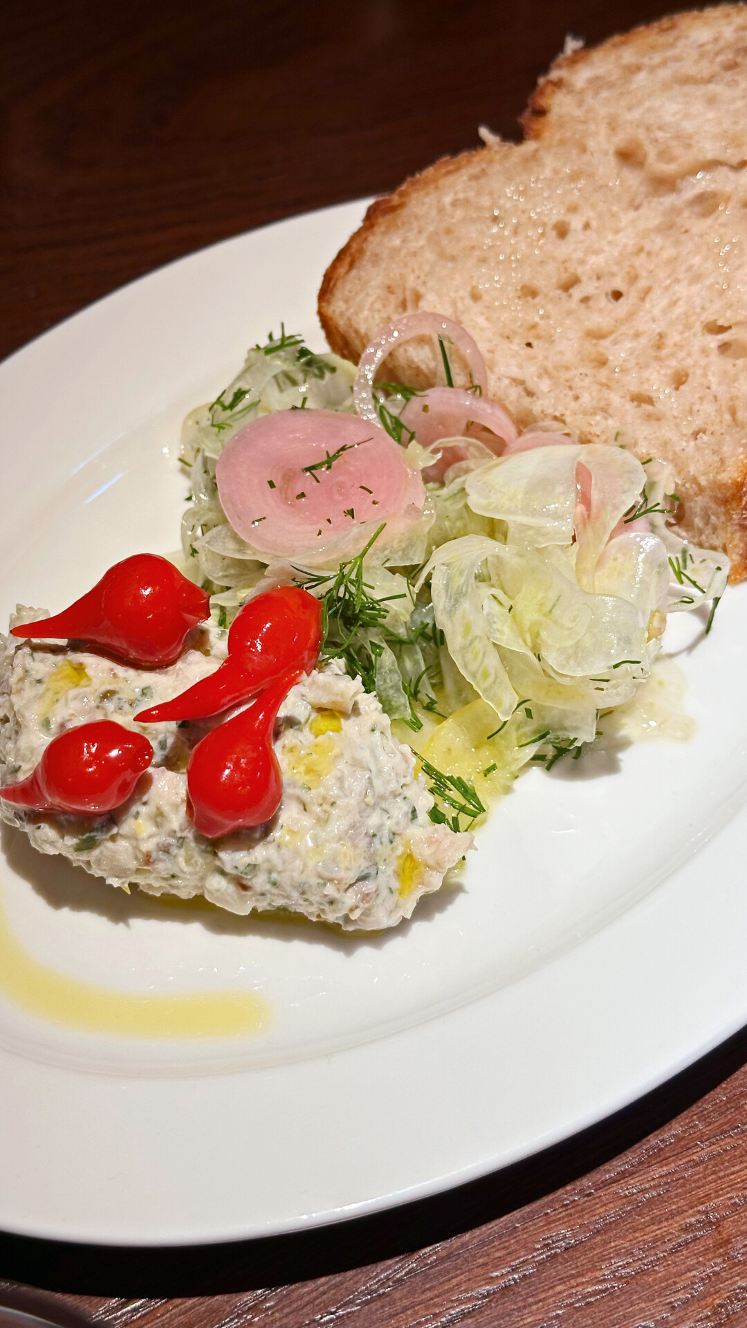 Рийет из копченой скумбрии подают с салатом из фенхеля и тартином из «Брода»