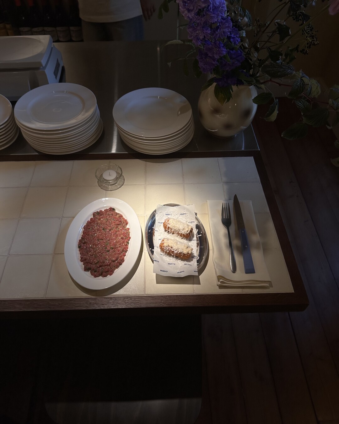 «Если без тартара в меню не обойтись, он должен быть особенным. Мы заправляем говядину по парижской классике желтком, дижонской горчицей и оливковым