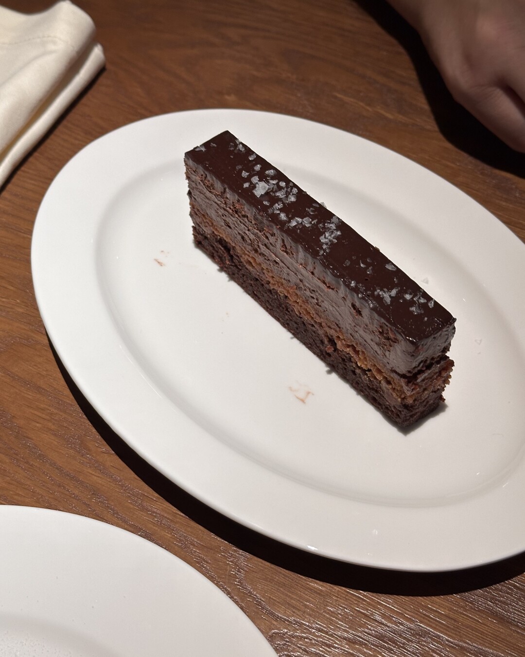 Шоколадный торт с французской флер де сель — минималистичный, но очень насыщенный во вкусе