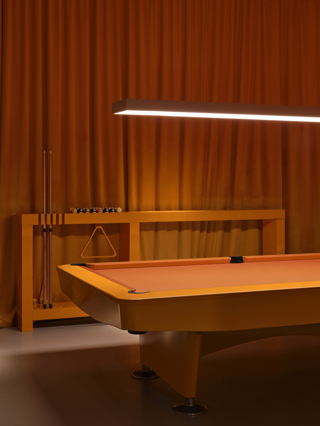 Интерьер Solids выглядит как гость из нового приквела «Звездных войн», который снял Уэс Андерсон: монохромные цвета бильярдных столов и левитирующие