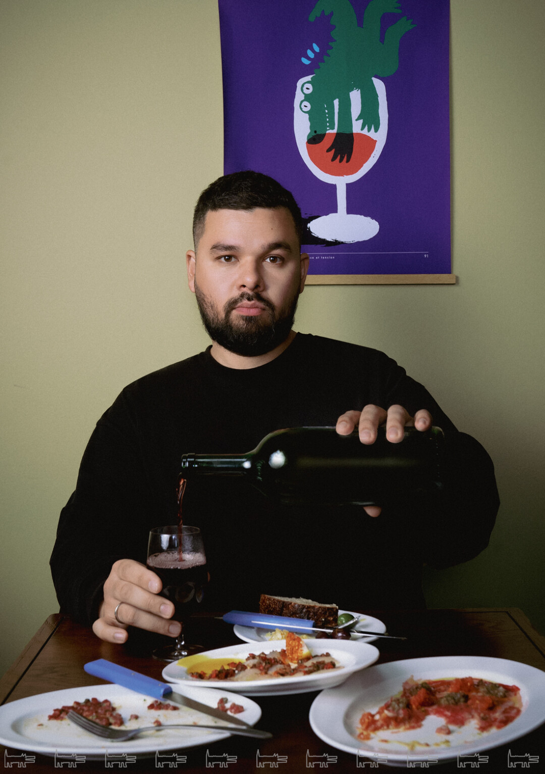 Стивен Шарма. Стены Casper сейчас украшают постеры-посвящения прошедшей Олимпиаде — от французского винного портала Mariani Wine