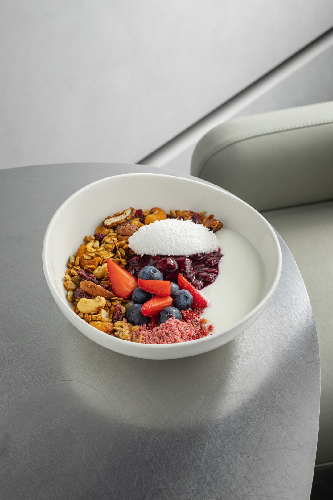 В ультрасытных кашах Nothing Fancy нет сахара, вместо него топинамбур и россыпь суперфудов: кешью-паста, семечки, жареный пекан и вяленая клюква