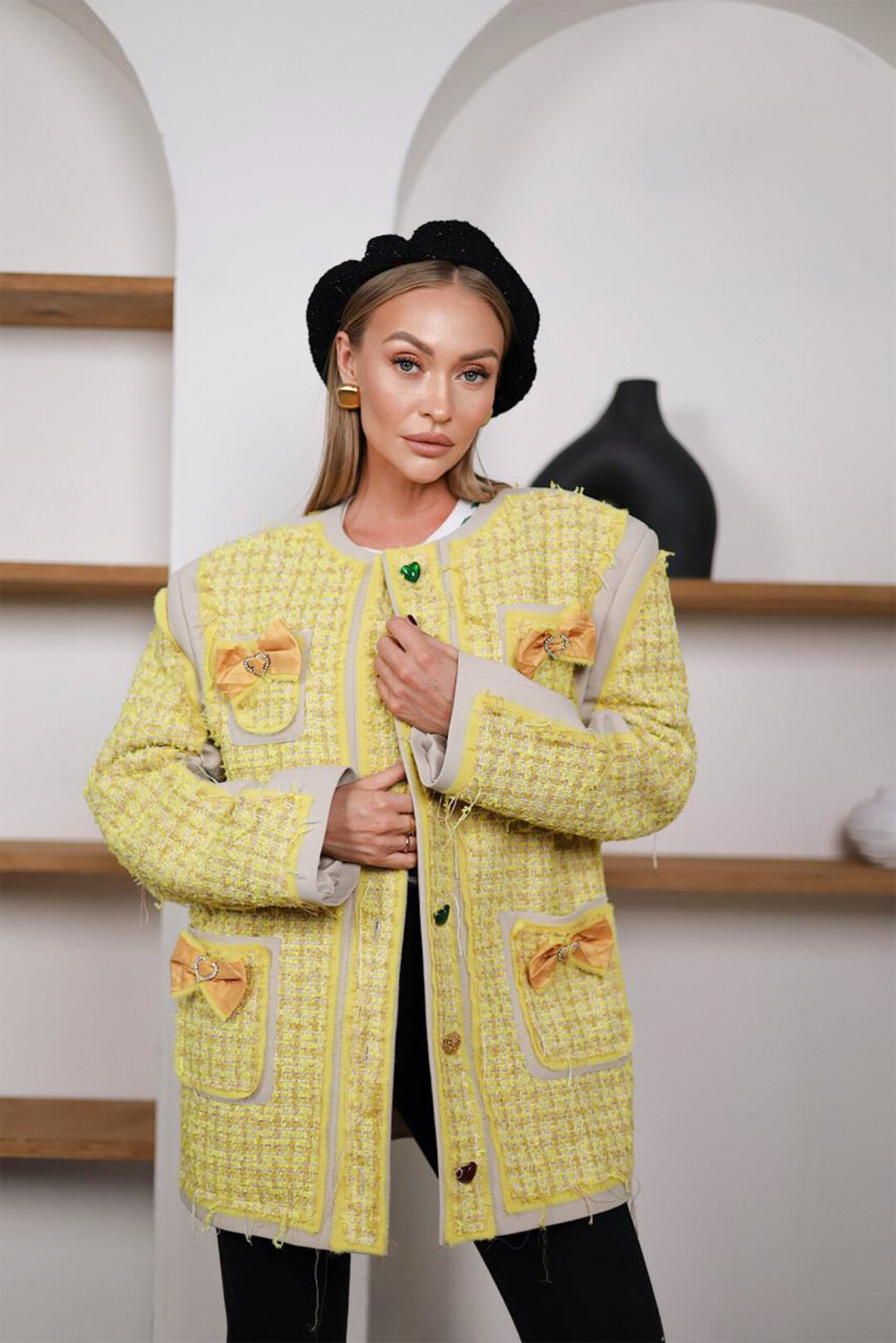 Не проходите мимо твидовых жакетов. Это один из трендов сезона, который планирует остаться с нами надолго. Яркий акцент для ваших повседневных и