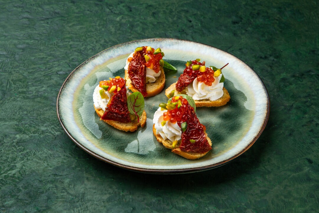 Чипсы с вялеными томатами, маскарпоне, фисташками и красной икрой