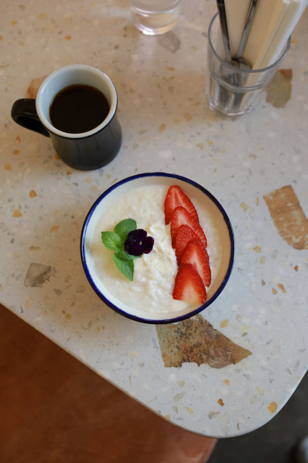 Рисовая каша на кокосовом молоке с клубникой и страчателлой («Верхушка кофе»)