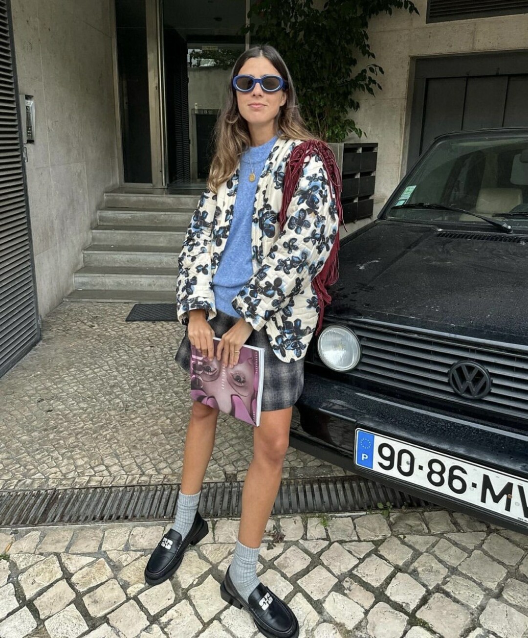 Виктория Монтанари дополняет стеганку с голубыми бутонами джемпером и оправой в тон