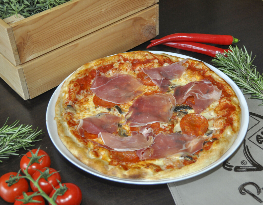 Пицца «Прошутто и пепперони», от 530 рублей