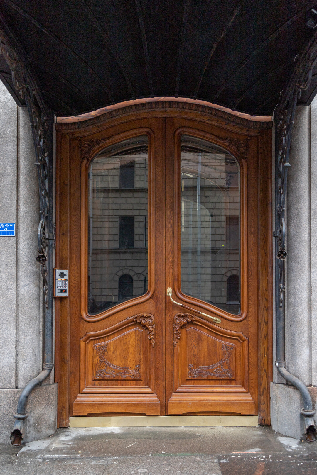 Отреставрированные двери в доме Бака