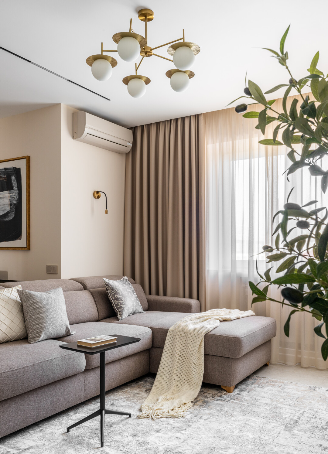 Комфортный диван с регулируемыми подголовниками от Velvet придает статусность пространству, ковры для настоящий гедонистки выбрали в Kover.ru