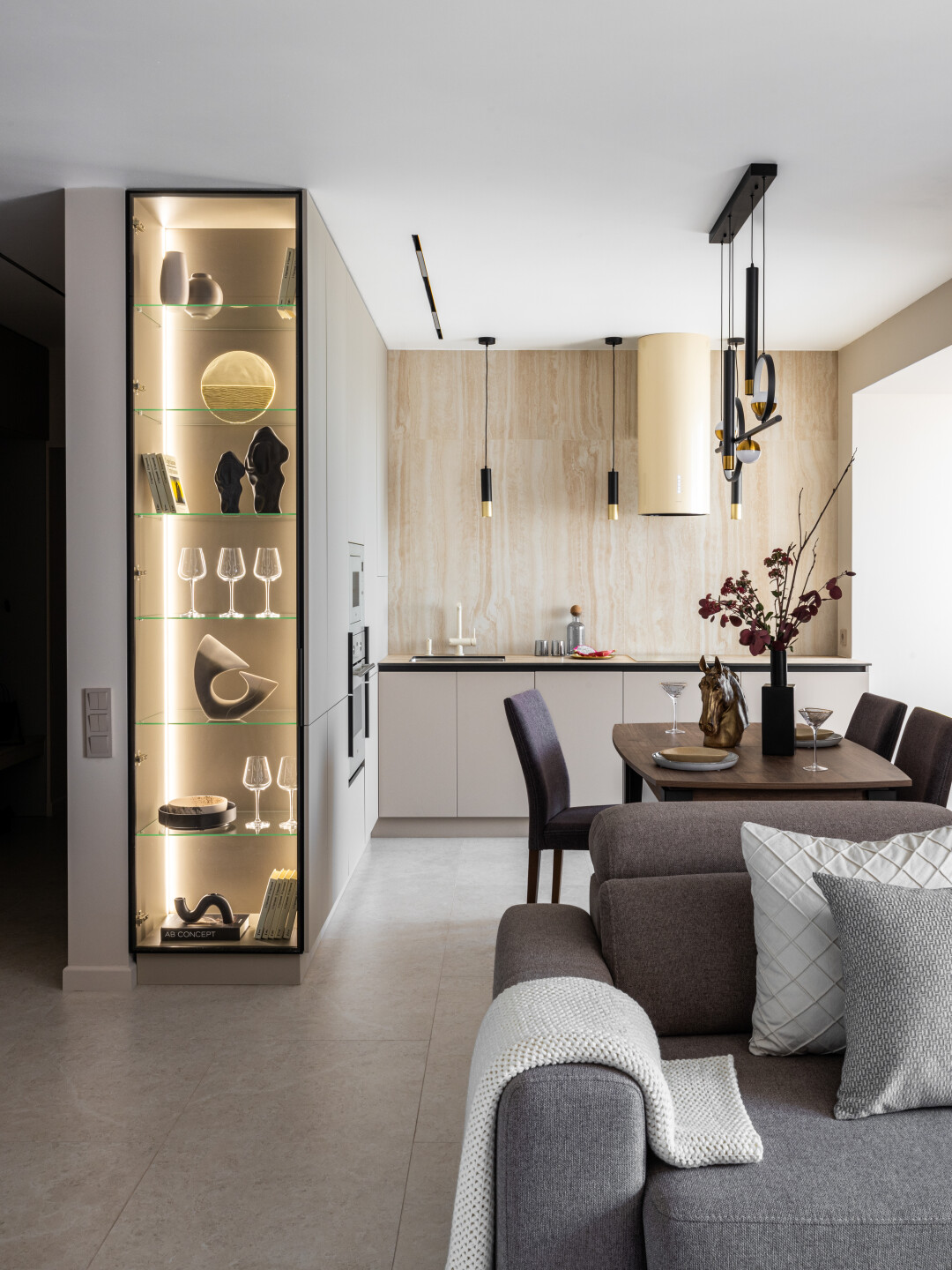 Напольное покрытие для всей квартиры выбрали в ТД «Дарада»,столовая группа от Enza Home