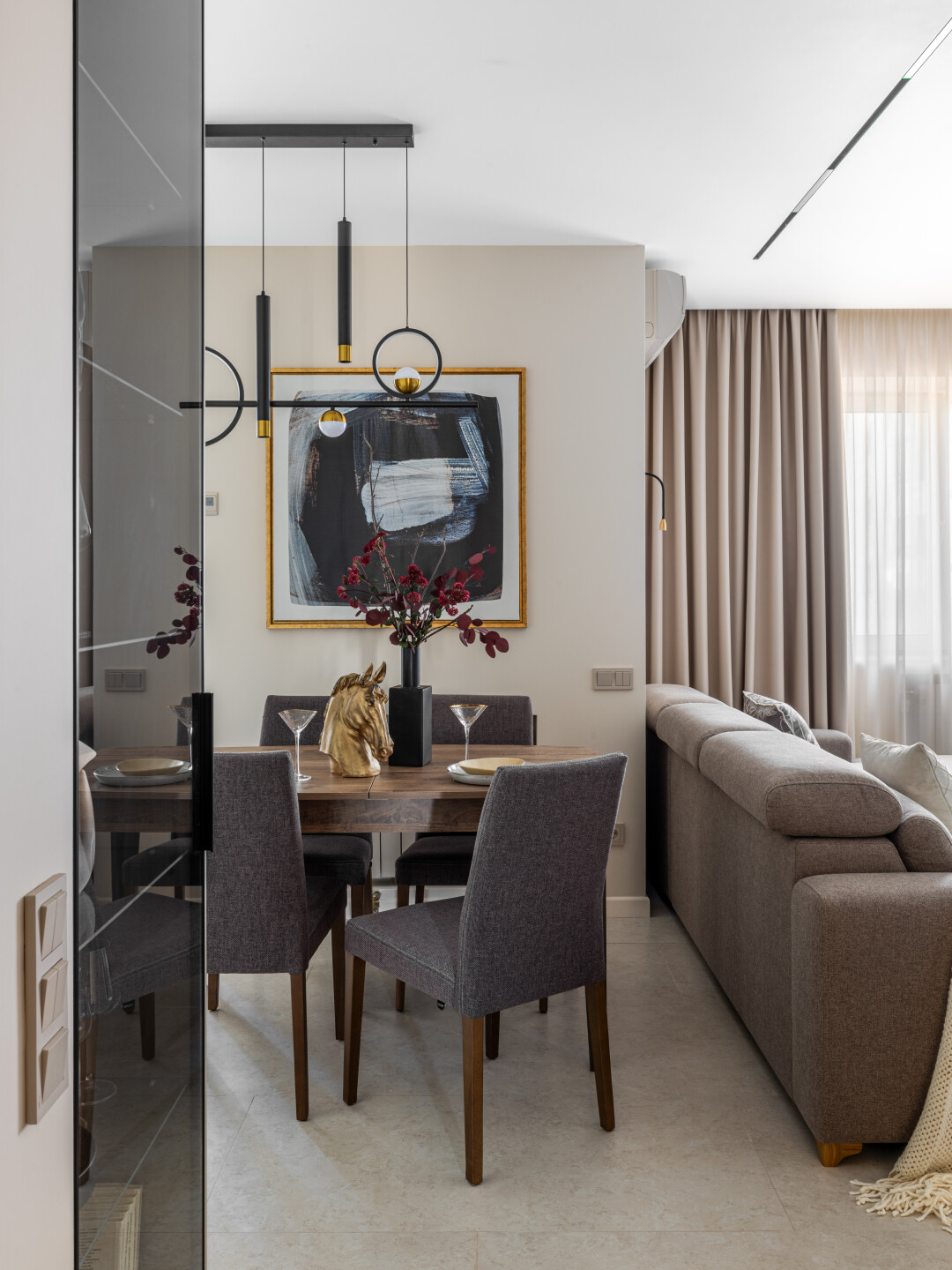 Двери от ProfilDoors на ВДНХ за счет своего увеличенного размера визуально удлиняют пространство