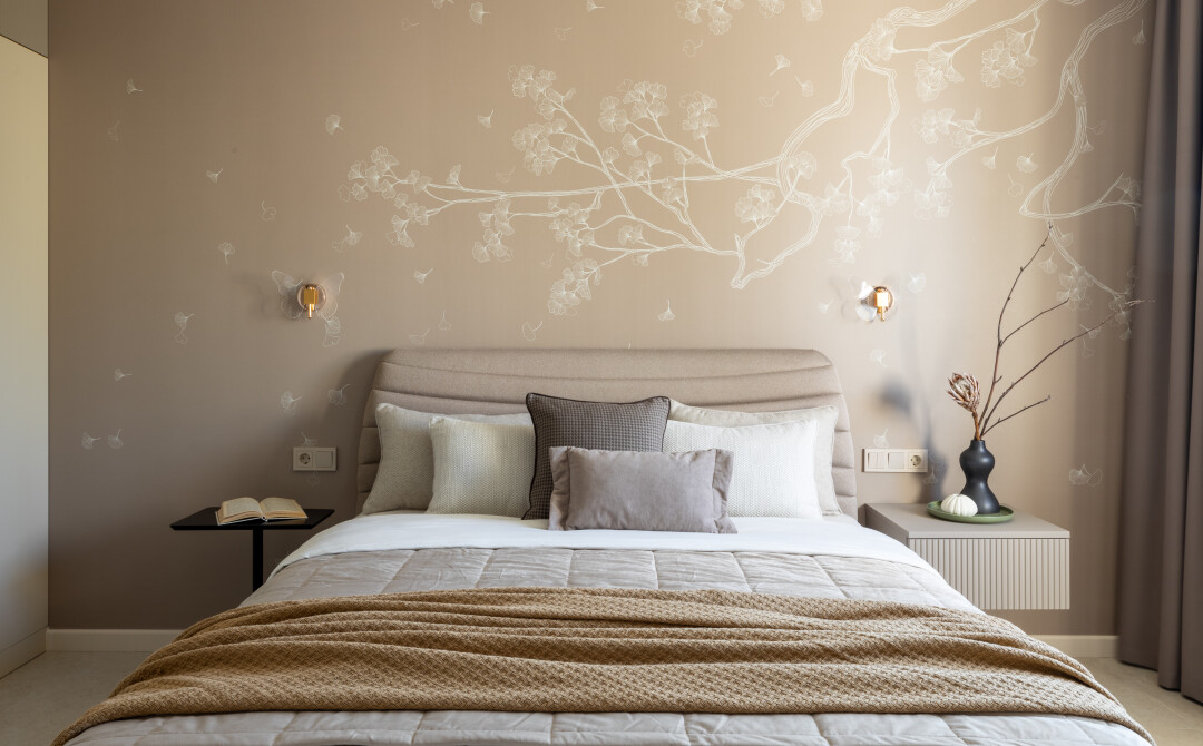 Кровать с матрасом для идеального сна – от Enza Home, фреска с веткой сакуры – от Inside