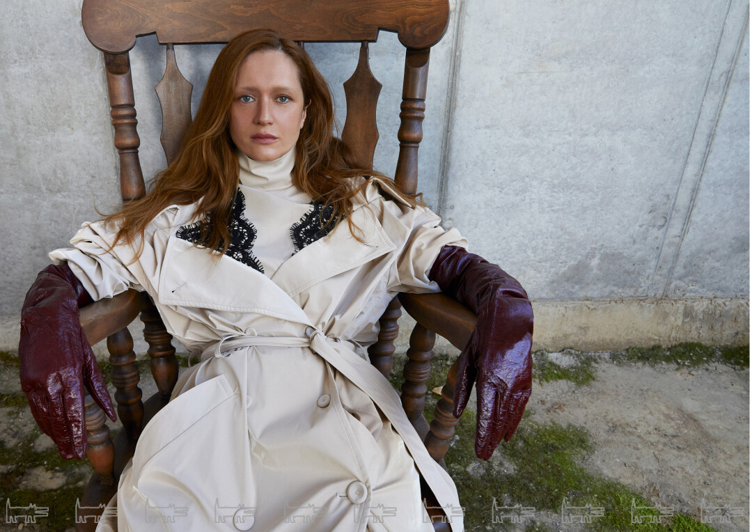 На Виктории: тренч и перчатки VIVA VOX (ЦУМ)