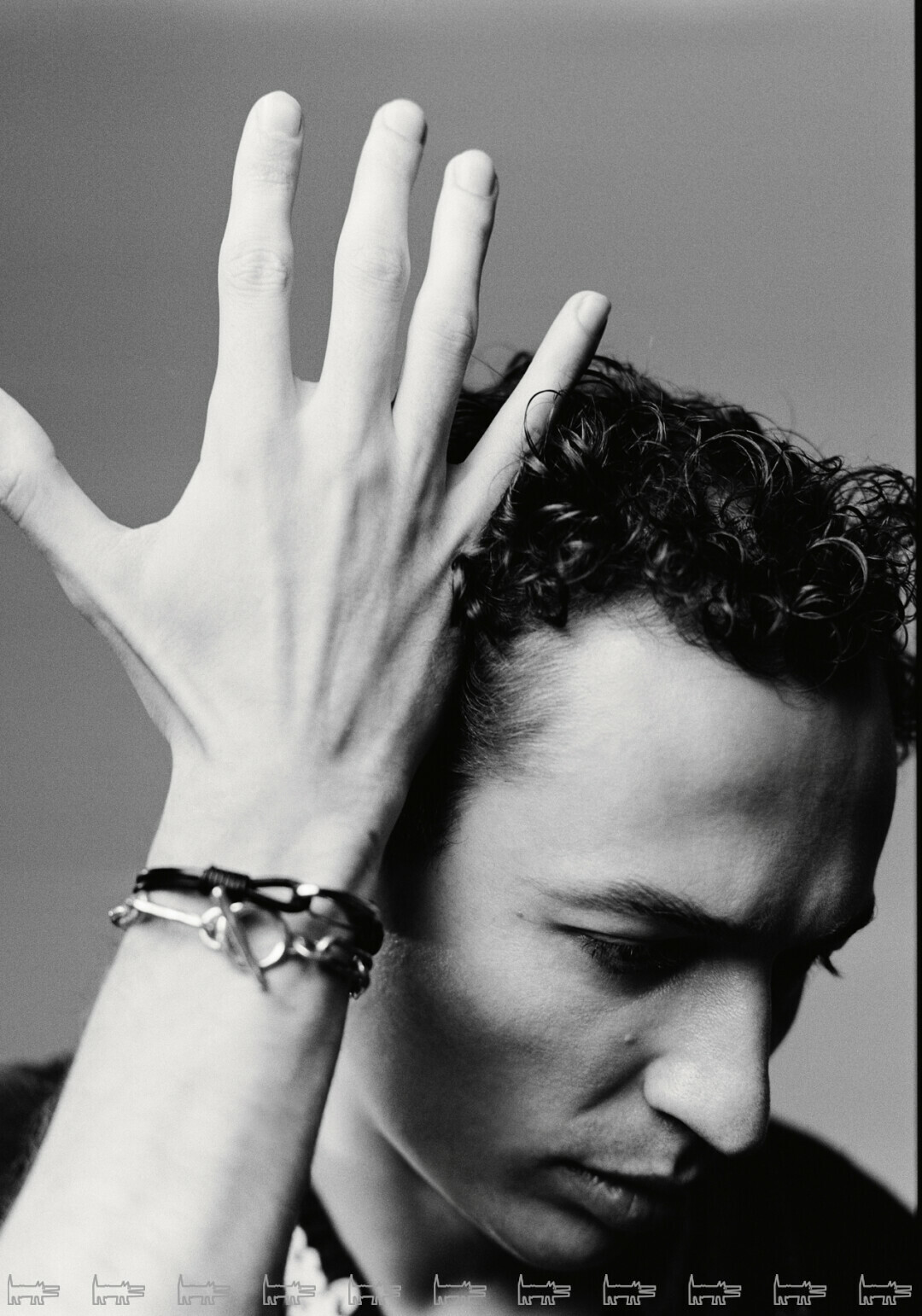 На Владимире: браслет HAND AROUND, браслет WILDHORN (все — Poison Drop)