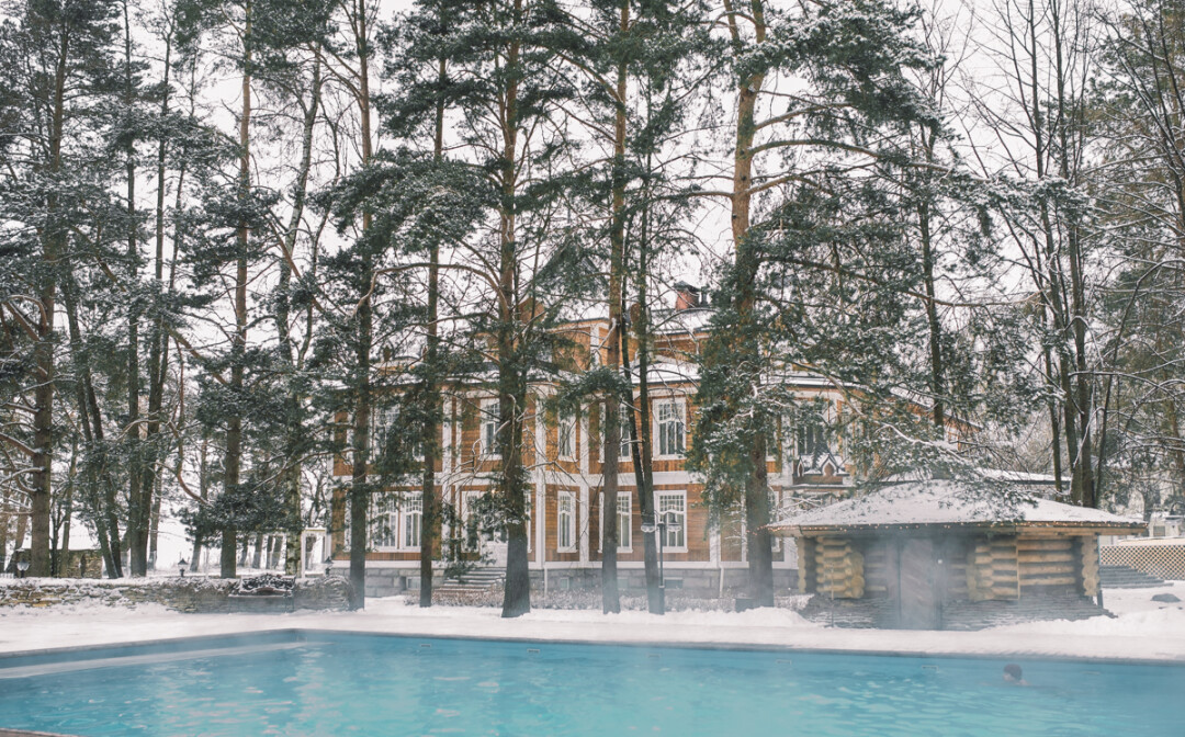 Открытый бассейн в загородном клубе «Скандинавия»