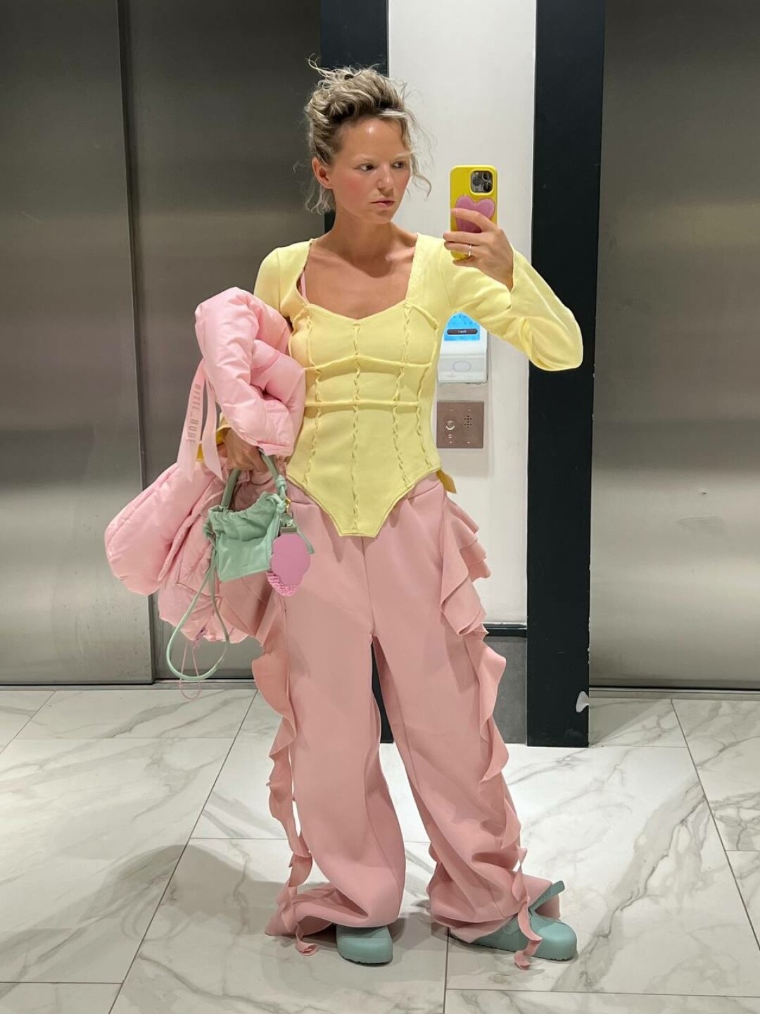 Ксения Кудряшова в лонгсливе 'DIE SILHOUETTE'