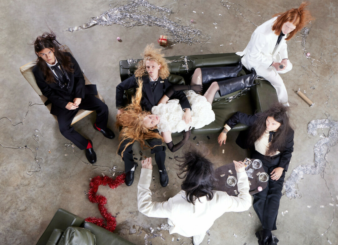 На Елизавете: платье SHUSHU/TONG (Rehabshop), сапоги USHATAVA, перчатки ATELIER BISER На SHUNDRIK, GRISHA, DIL, BO, RUS: пиджаки, брюки и рубашки