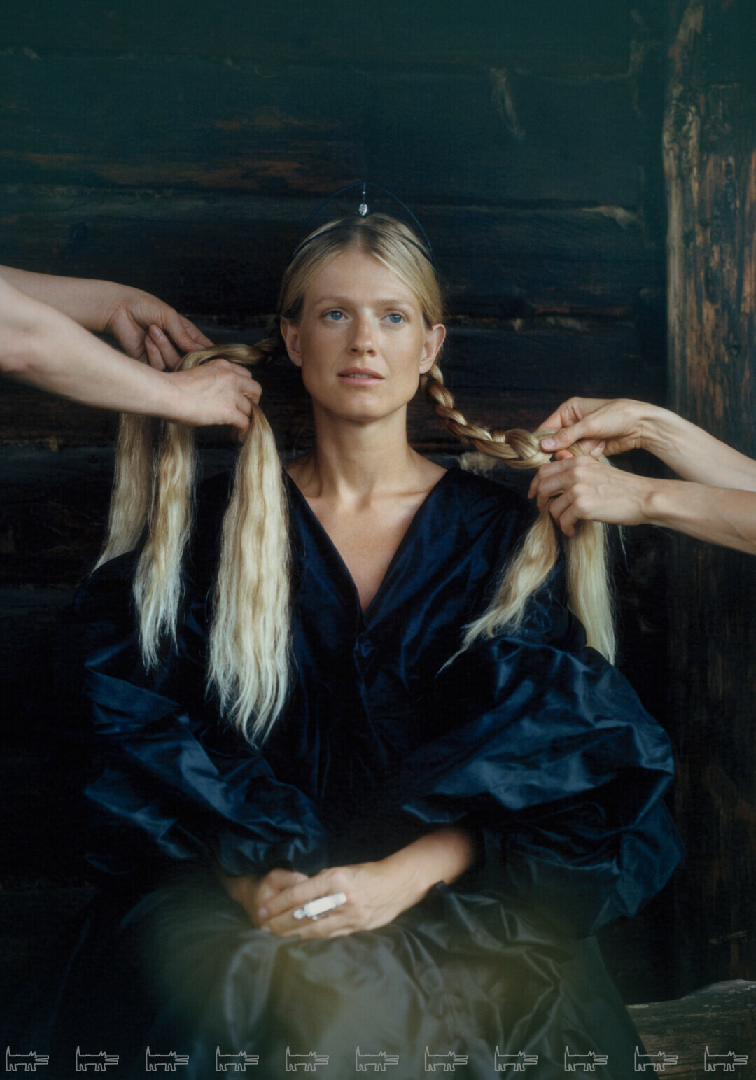 На Софье: тиара «Шапка-невидимка» и кольцо «Живая вода» из коллекции высокого ювелирного искусства POSIÉ, мантель TATYANA KOCHNOVA ATELIER