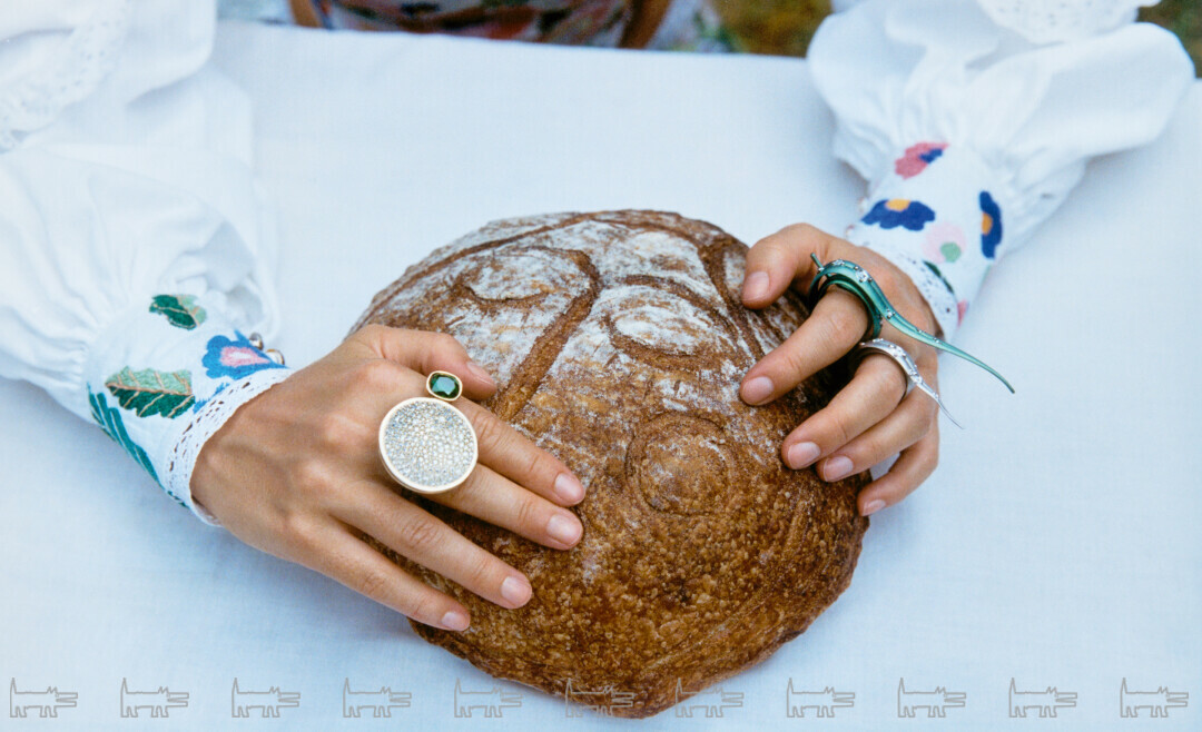 На Софье: кольцо «Яблочко на тарелочке» и два кольца «Маковая росинка» из коллекции высокого ювелирного искусства POSIÉ, хлеб от «Хлебной мануфактуры