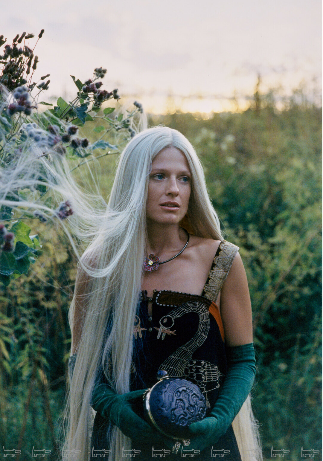 На Софье: колье «Аленький цветочек» из коллекции высокого ювелирного искусства POSIÉ, сарафан из архива НАДЕЖДЫ ВАСИЛЬЕВОЙ, клатч ULYANA SERGEENKO