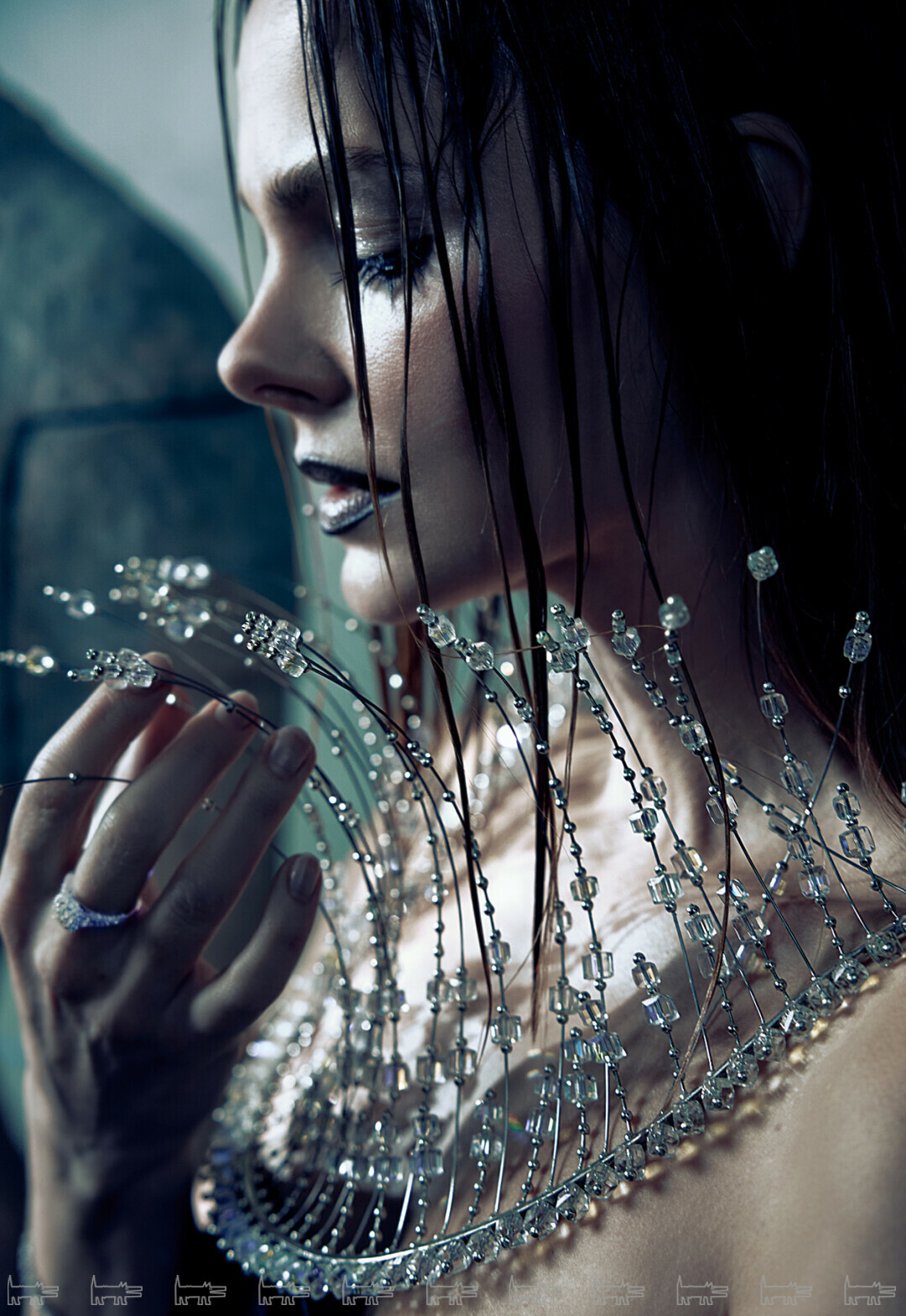 На Елизавете: кольцо MIUZ DIAMONDS из коллекции Royal, ожерелье ATELIER BISER