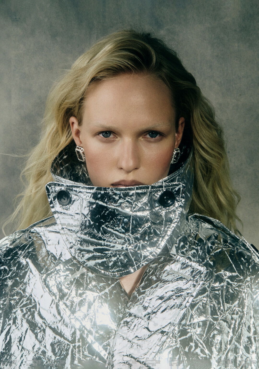 На Елизавете: серьги ALROSA DIAMONDS, тренч ROGOV SHOP