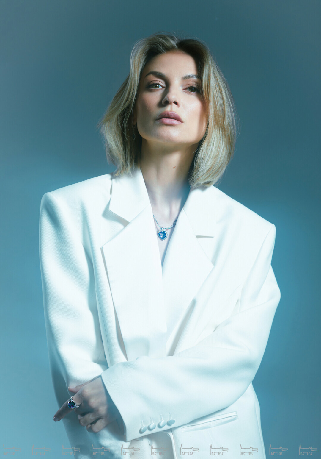 На Юлии: колье и кольцо MIUZ DIAMONDS, жакет JM STUDIO