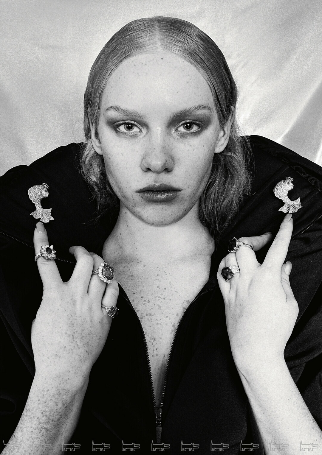 На Елизавете: кольца и броши MERCURY, кейп VIVA VOX